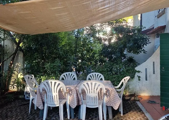 Su 3 Piani Con Giardino Vakantiehuis